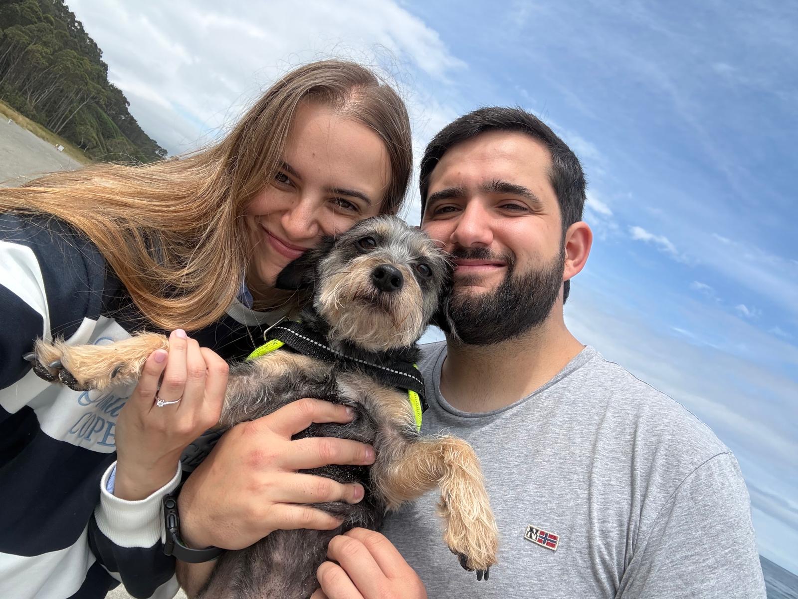Gabriel y Belén con su perro