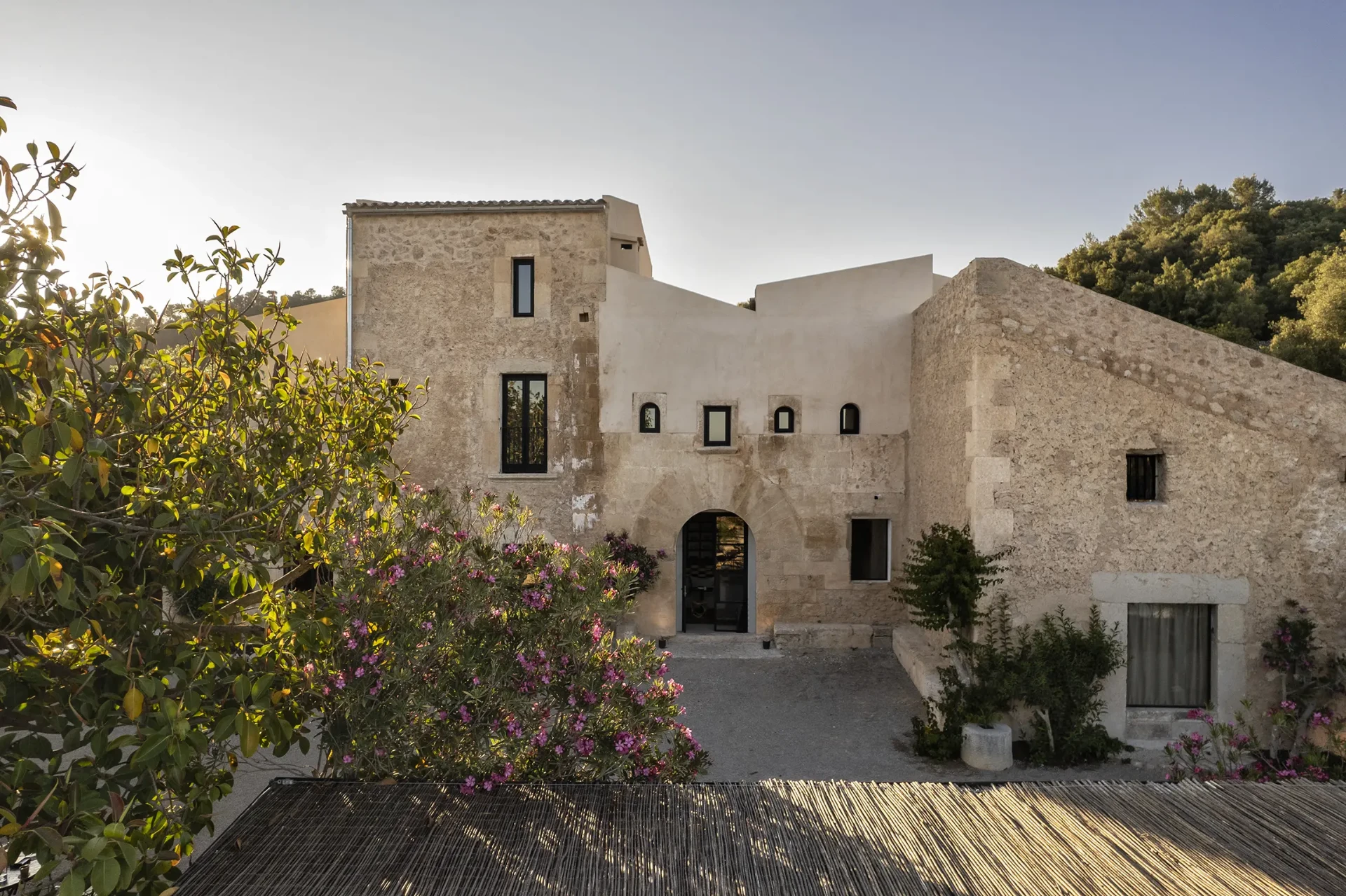 Fachada de piedra de la finca The Lodge Mallorca